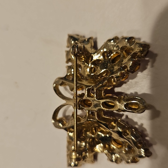 Beautiful Red Rhinestone & Goldtone Butterfly Brooch - Picture 5 of 5